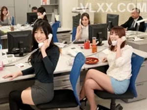 (Xác minh cử chỉ) Từ giường đến cầu thang rồi đến phòng khách, gọi video cho người hâm mộ trong suốt quá trình